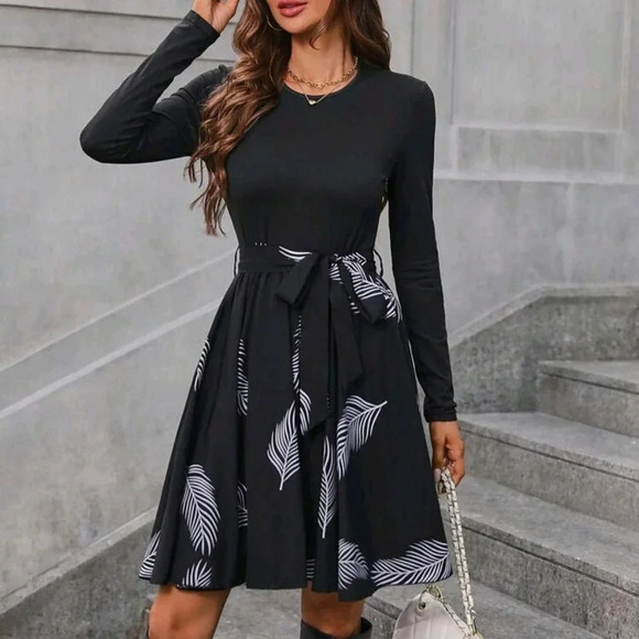 Graphic Print Belted Dress - Picture 4 of 5